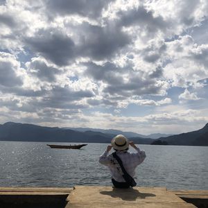 美女裸胸骚逼黄
